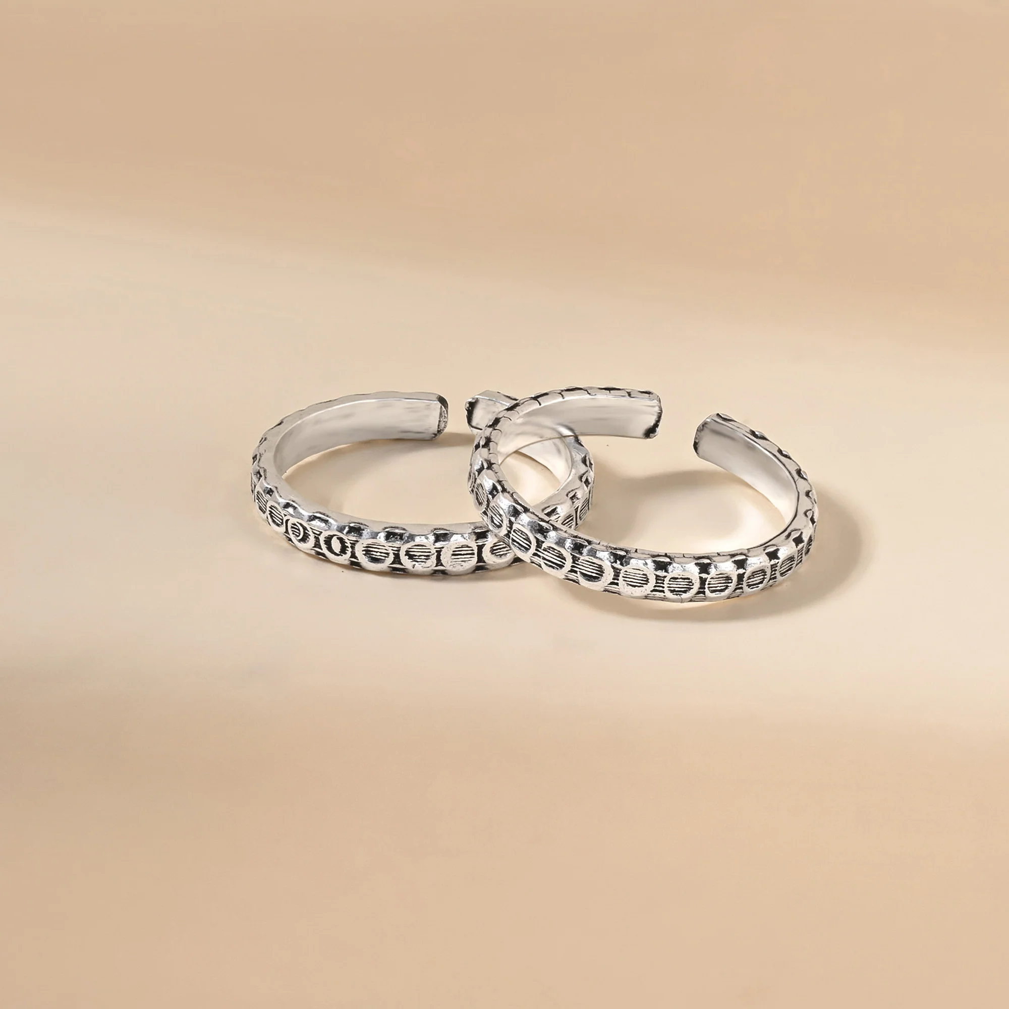 Circular Harmony Oxidized Toe Ring