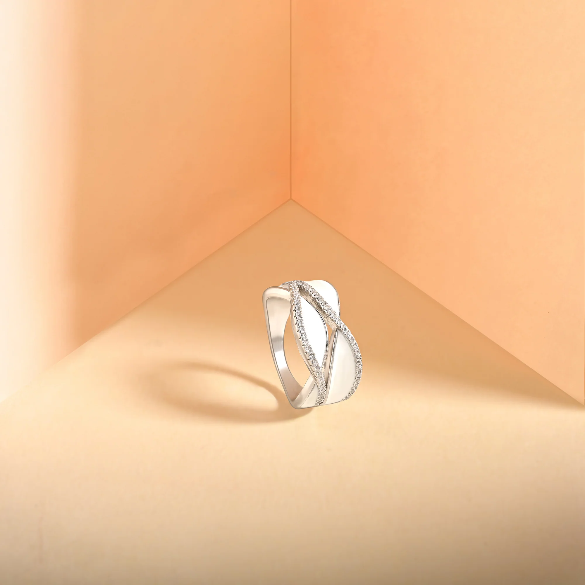 Intertwined Radiance Ring