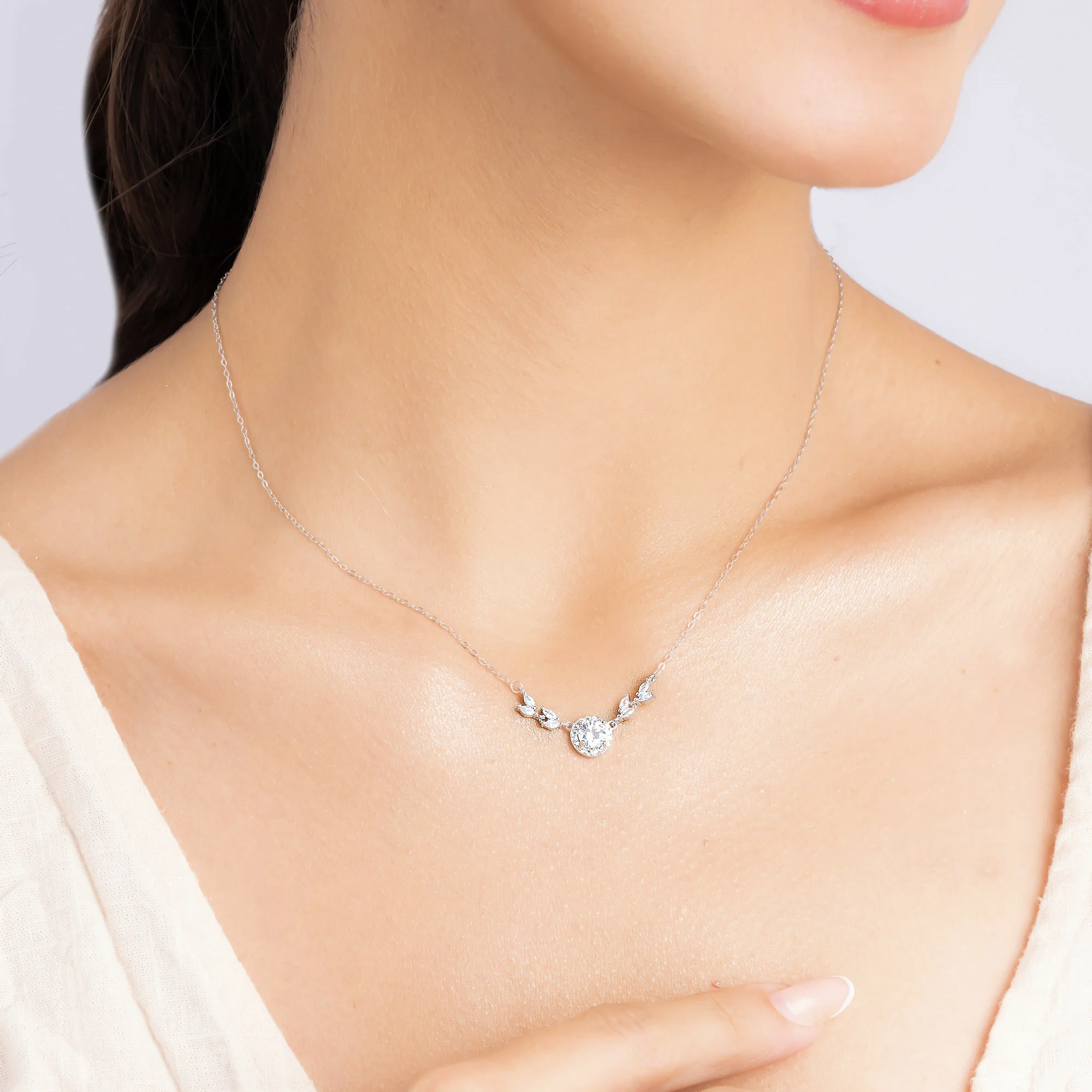 Leaf Motif Circle Necklace