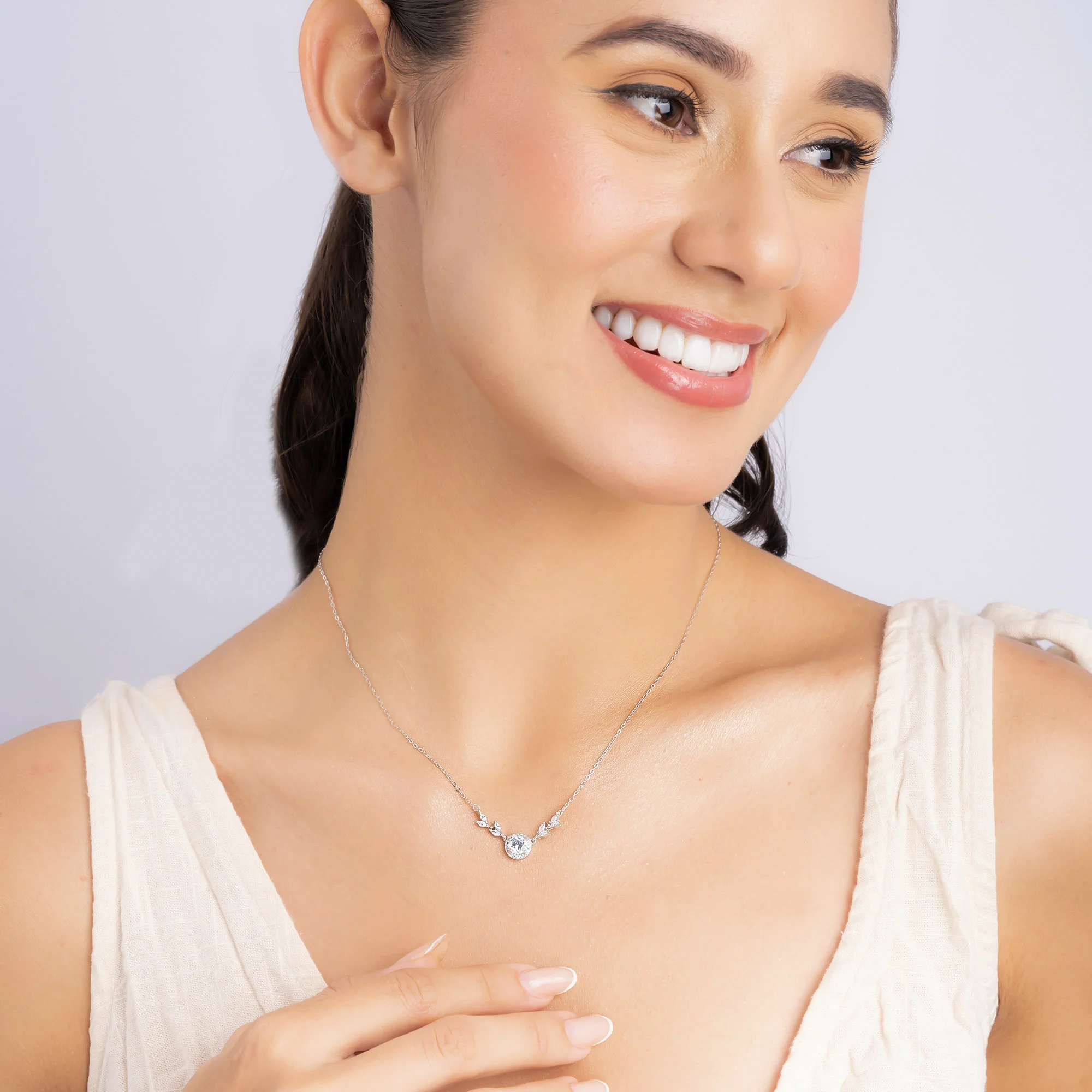 Leaf Motif Circle Necklace - Image 4