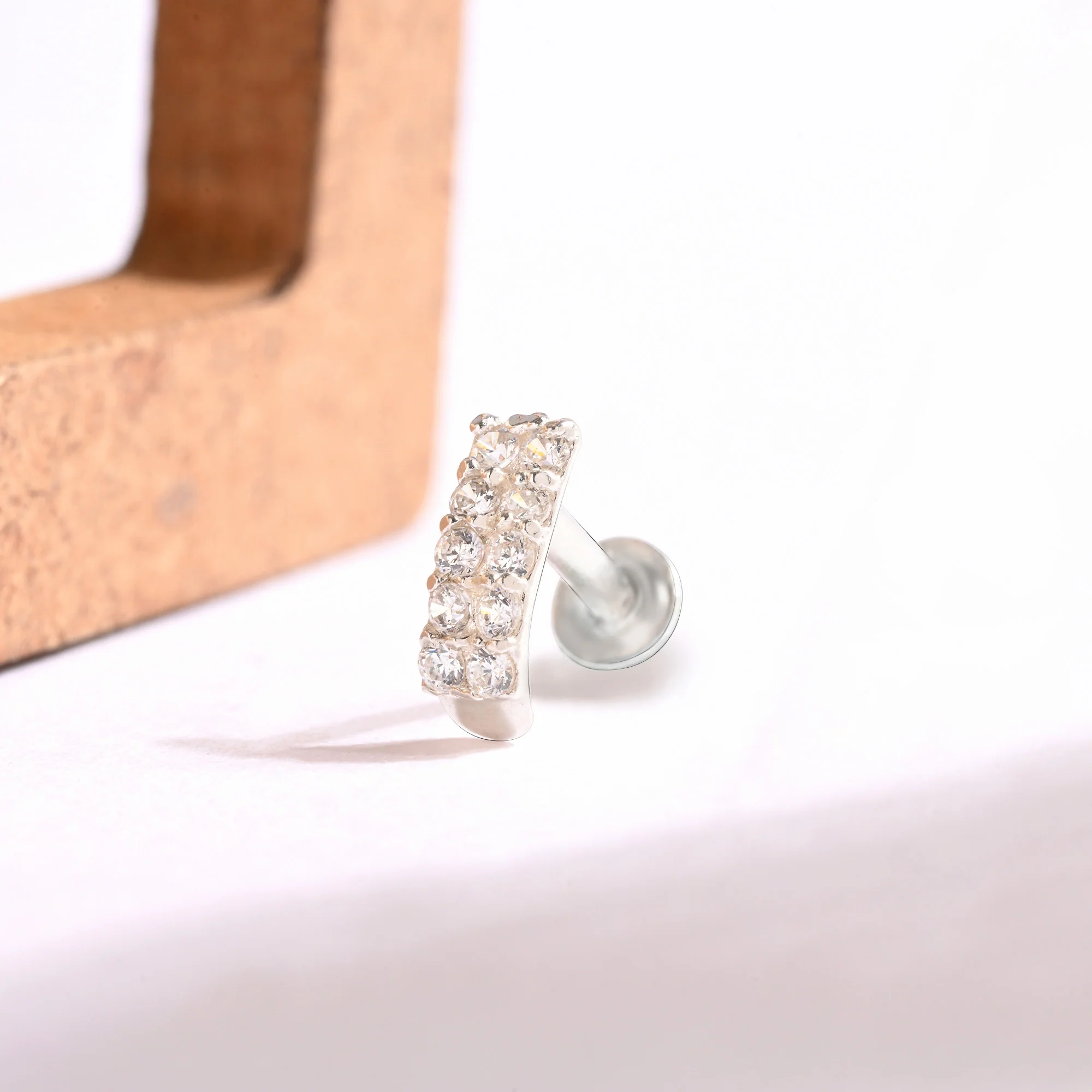 Linear Gleam Silver Nose Pin - Image 4