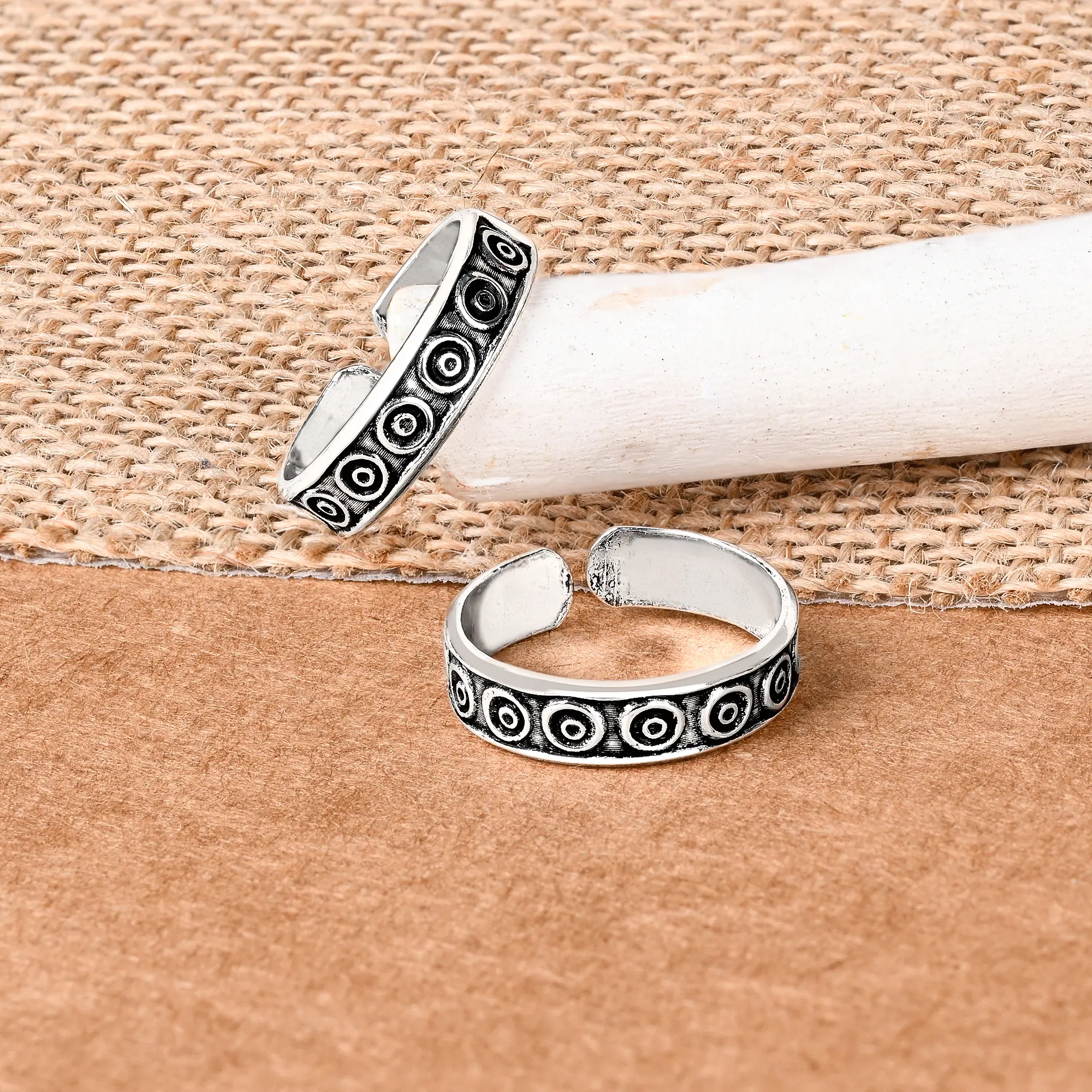 Oxidized Dot Toe Ring - Image 5