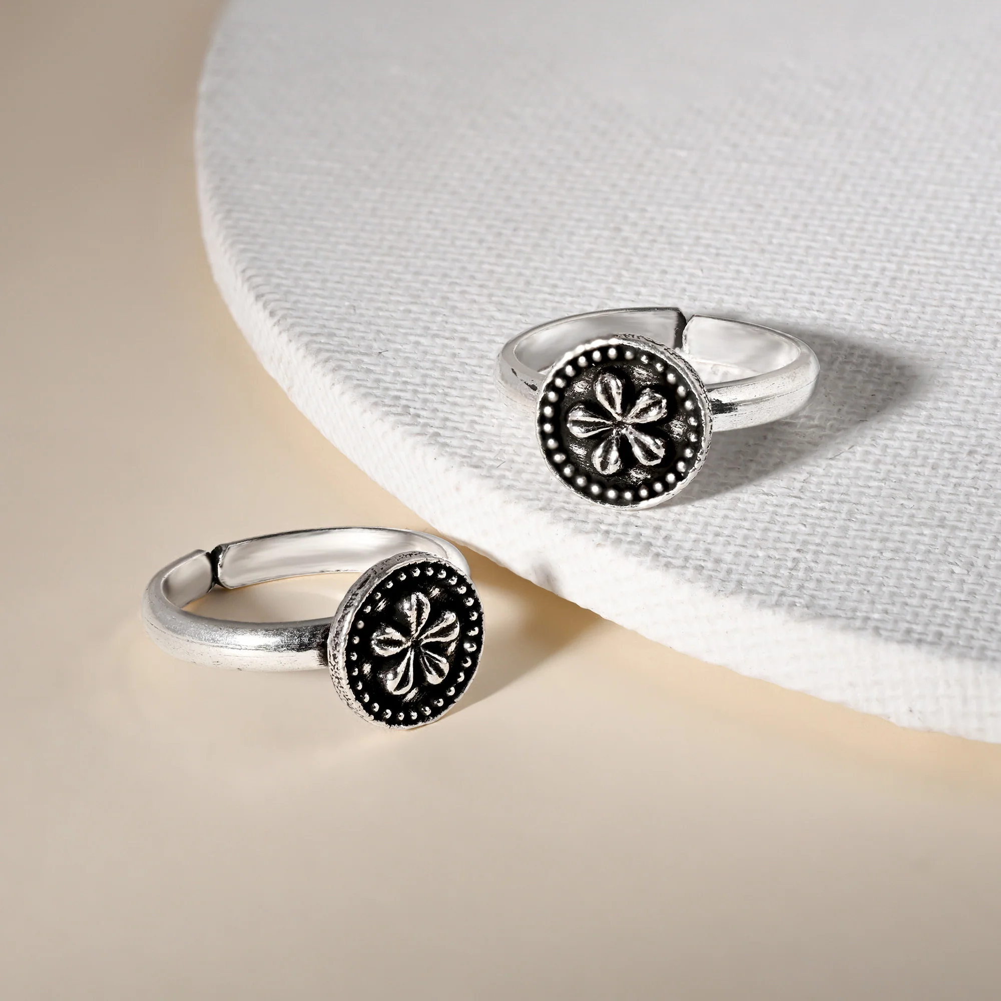 oxidized Flower Toe Ring